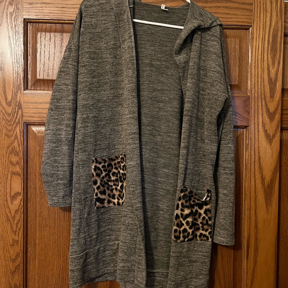 Hooded cardigan with cheetah print pockets